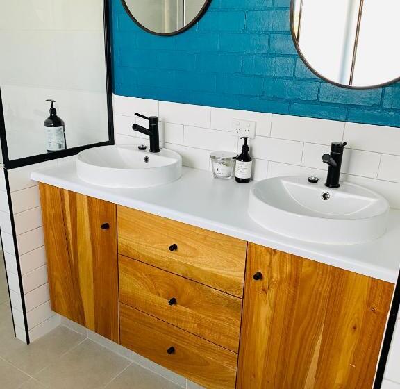 بنسيون Rammed Earth Retreat