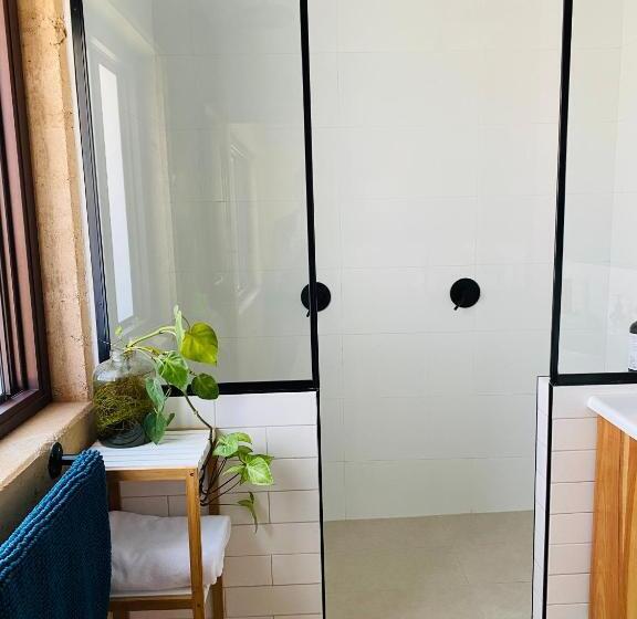 بنسيون Rammed Earth Retreat