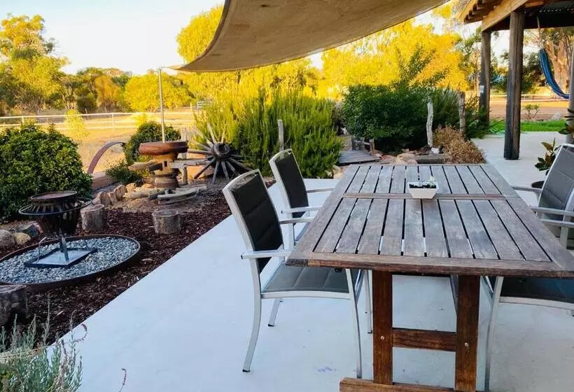 Majatalo Rammed Earth Retreat