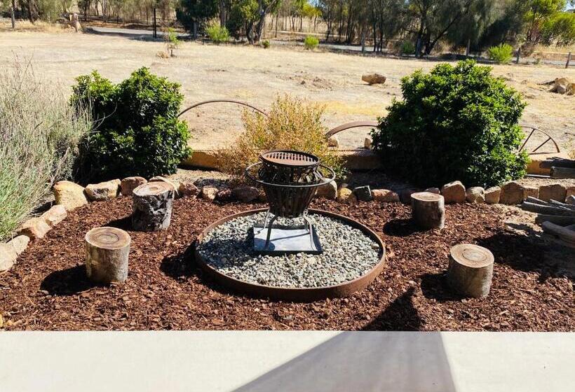 بنسيون Rammed Earth Retreat