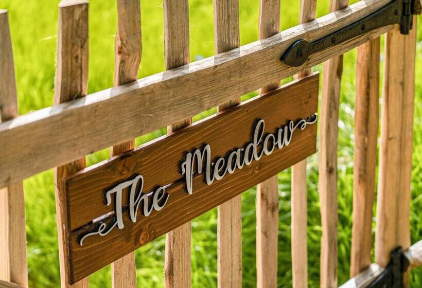 منتجع Luckington Burrows