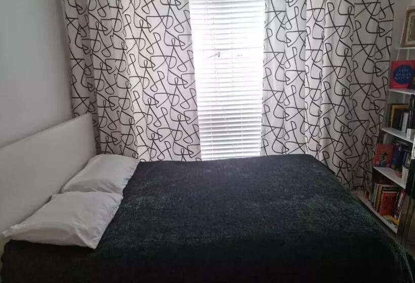 ペンション Trundle Bed  With Office Desk, Small Room