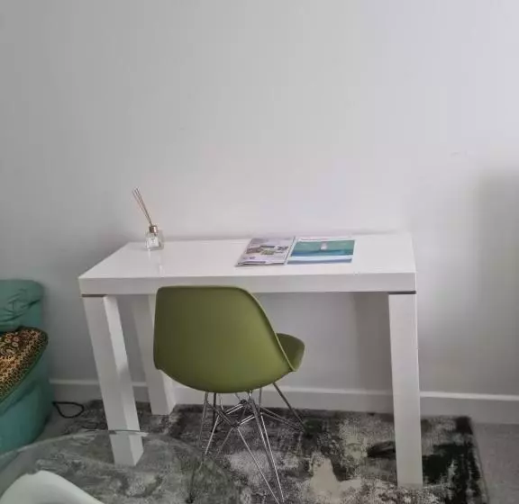 ペンション Trundle Bed  With Office Desk, Small Room