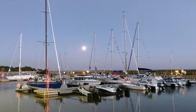 Varbla Sadam Ja Restoran Groot