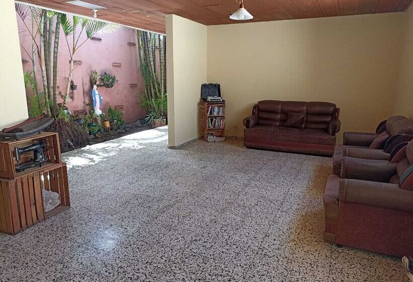 هاستل Hostal Y Hotel Villa Morena