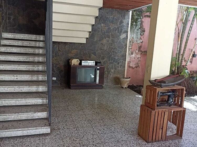 هاستل Hostal Y Hotel Villa Morena