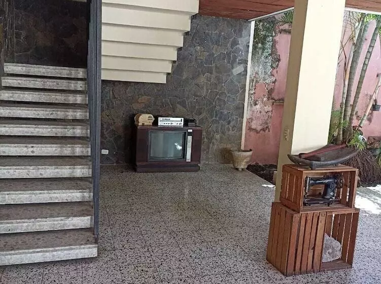 هاستل Hostal Y Hotel Villa Morena