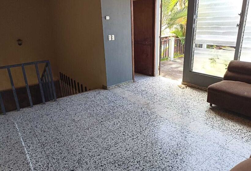 هاستل Hostal Y Hotel Villa Morena