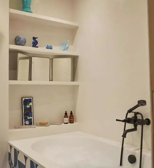 تختخواب و صبحانه Maisons 322   La Flamboyante