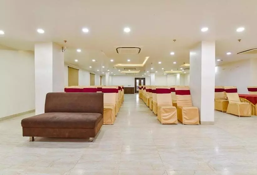 Fabhotel The Palm