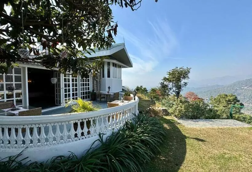 ホテル Brij Anayra Dharamshala   A Himalayan Luxury Retreat