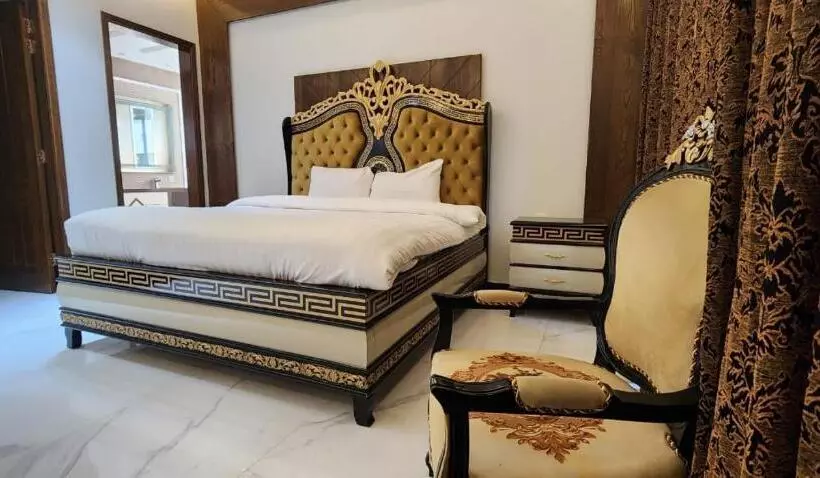 Palm Tree Hotel & Suites