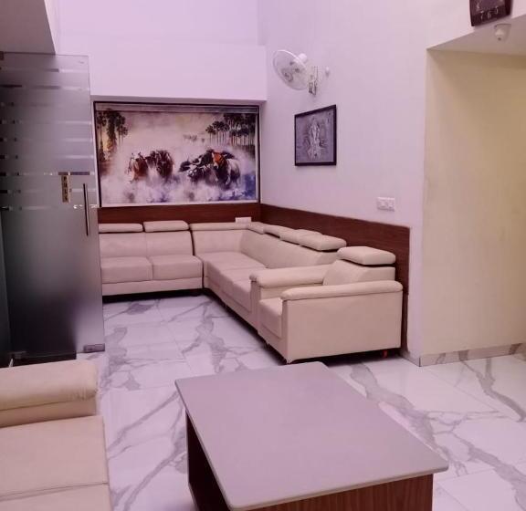 בית מלון כפרי Satkar Inn