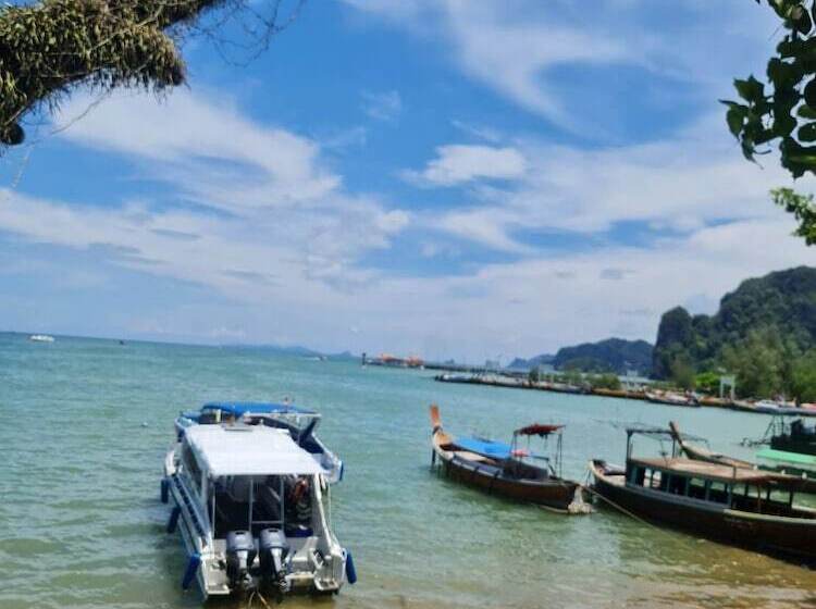 호텔 Chom By The Sea