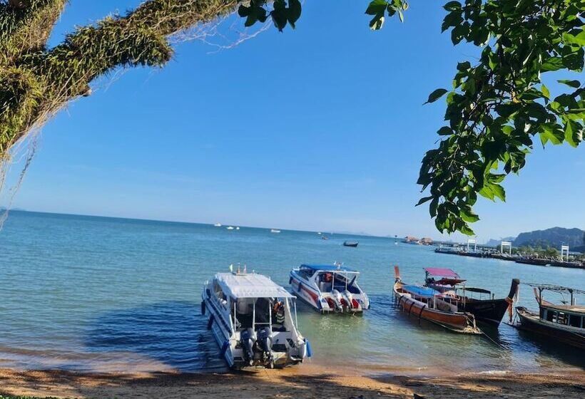 호텔 Chom By The Sea