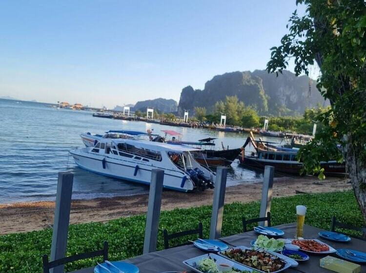 호텔 Chom By The Sea