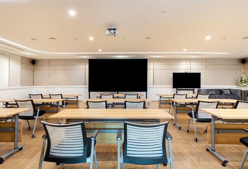 Hotel Crystal Srivaree Suvarnabhumi