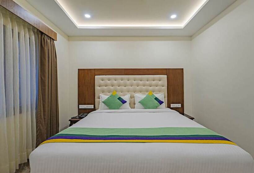 Hotel Treebo Aaravi Residency, 800 Mtrs From Promenade Beach