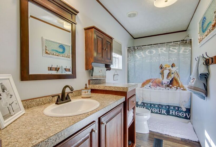 Beach Bay Pony Place W/ Ponies: 1 Mi To Water!