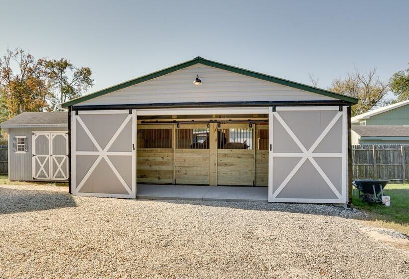 Beach Bay Pony Place W/ Ponies: 1 Mi To Water!
