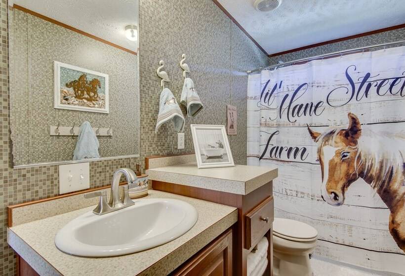 Beach Bay Pony Place W/ Ponies: 1 Mi To Water!