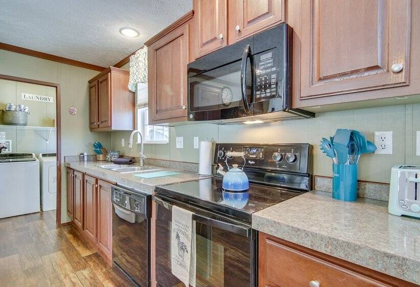 Beach Bay Pony Place W/ Ponies: 1 Mi To Water!