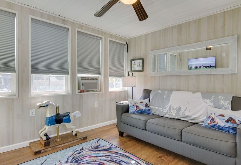 Beach Bay Pony Place W/ Ponies: 1 Mi To Water!