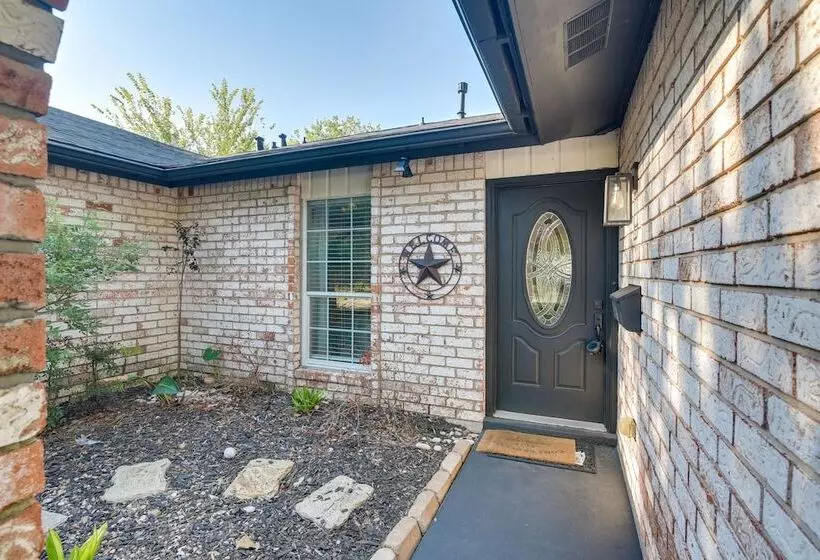 Central Seabrook Home: Pool ~ 2 Mi To Nasa Center!