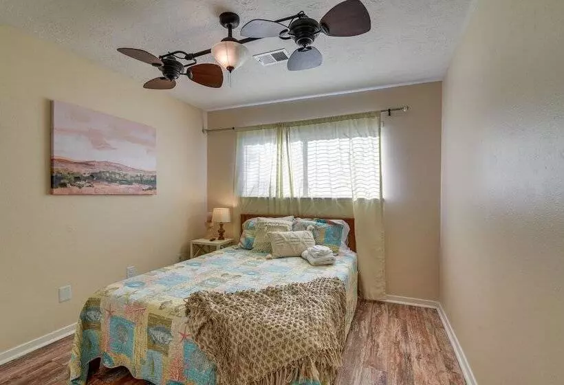 Central Seabrook Home: Pool ~ 2 Mi To Nasa Center!