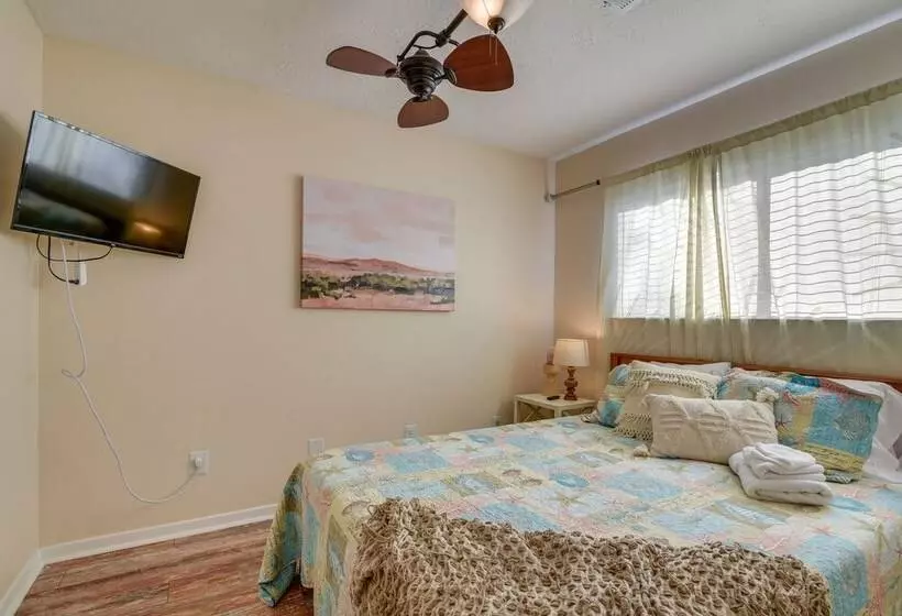 Central Seabrook Home: Pool ~ 2 Mi To Nasa Center!