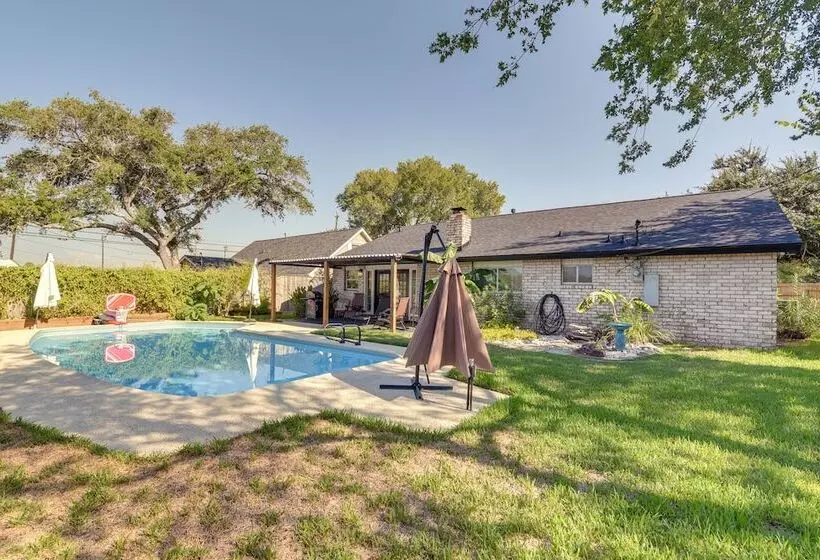 Central Seabrook Home: Pool ~ 2 Mi To Nasa Center!