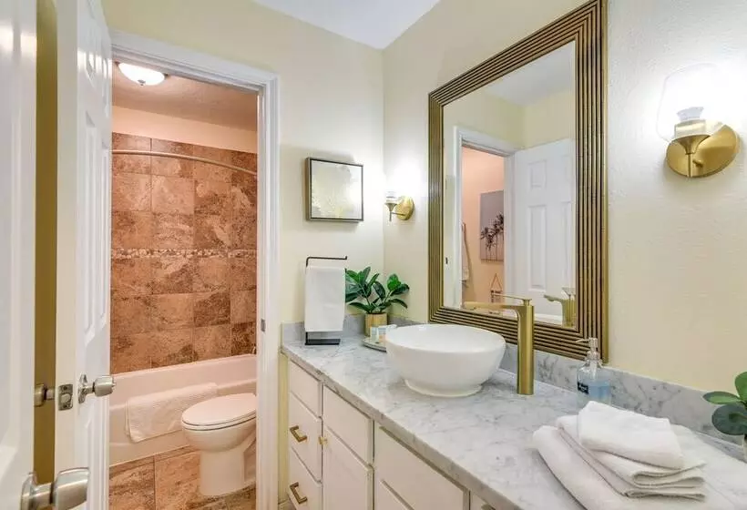 Central Seabrook Home: Pool ~ 2 Mi To Nasa Center!