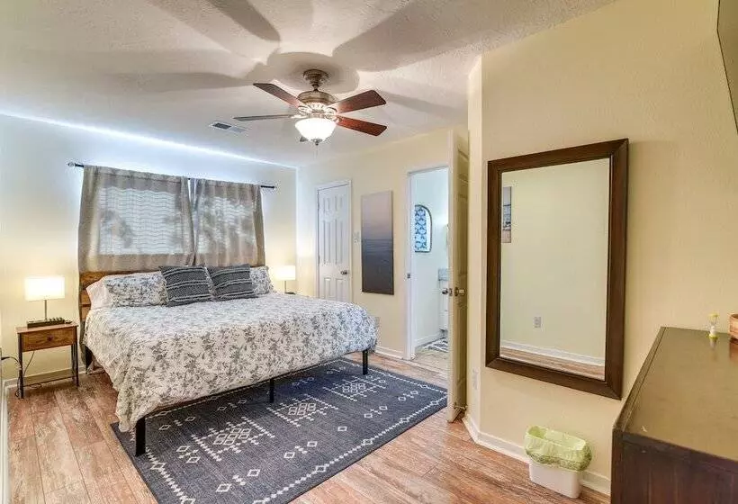 Central Seabrook Home: Pool ~ 2 Mi To Nasa Center!