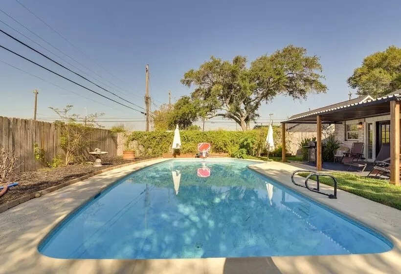 Central Seabrook Home: Pool ~ 2 Mi To Nasa Center!