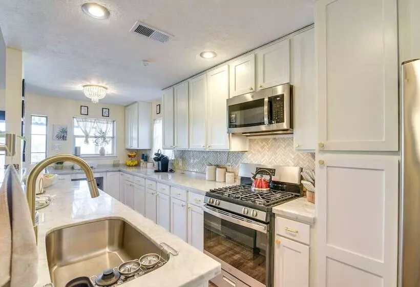 Central Seabrook Home: Pool ~ 2 Mi To Nasa Center!