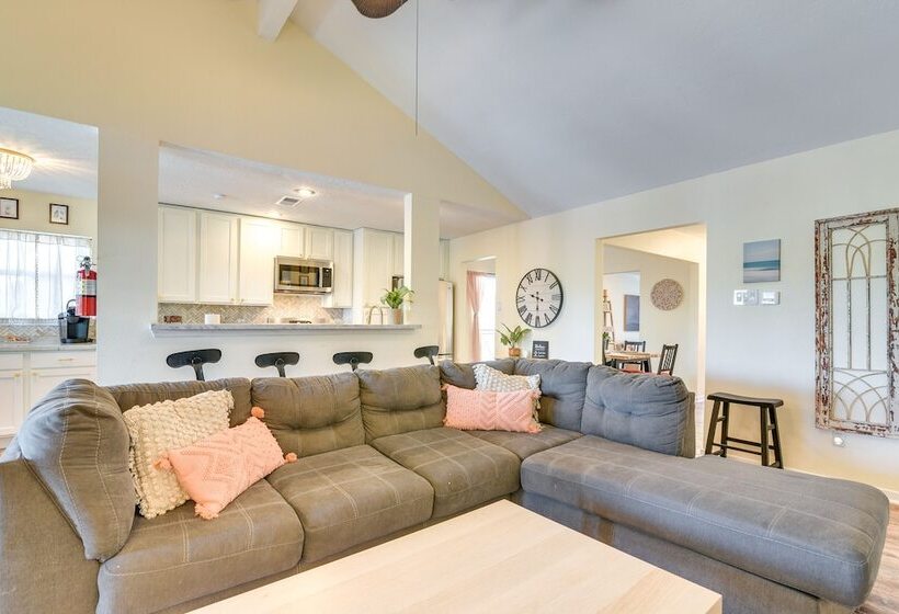 Central Seabrook Home: Pool ~ 2 Mi To Nasa Center!