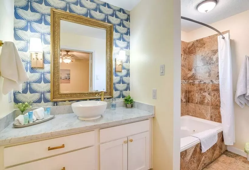 Central Seabrook Home: Pool ~ 2 Mi To Nasa Center!