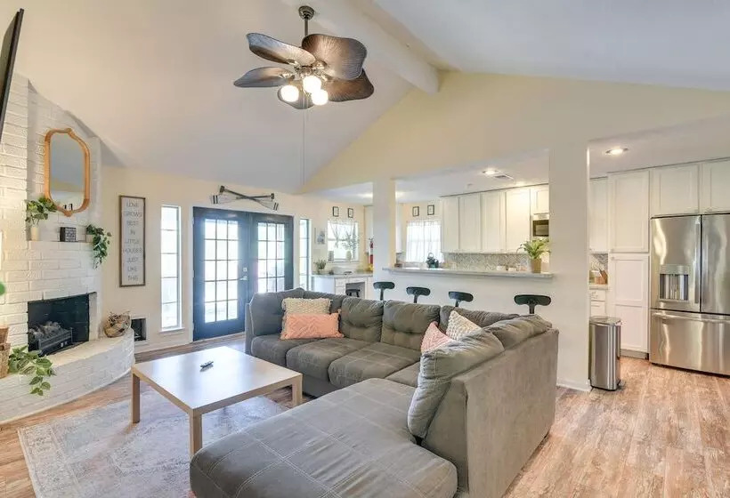 Central Seabrook Home: Pool ~ 2 Mi To Nasa Center!