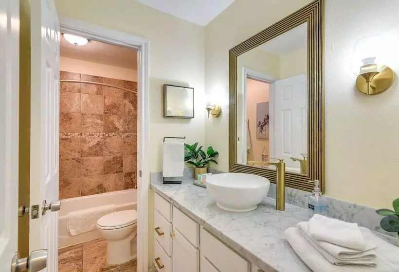 Central Seabrook Home: Pool ~ 2 Mi To Nasa Center!