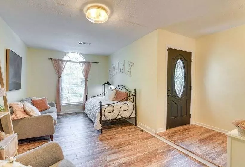 Central Seabrook Home: Pool ~ 2 Mi To Nasa Center!