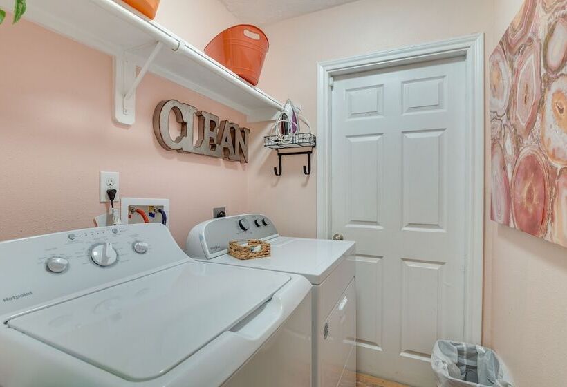 Central Seabrook Home: Pool ~ 2 Mi To Nasa Center!