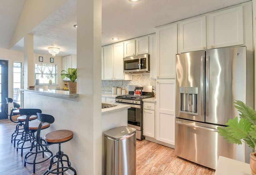 Central Seabrook Home: Pool ~ 2 Mi To Nasa Center!