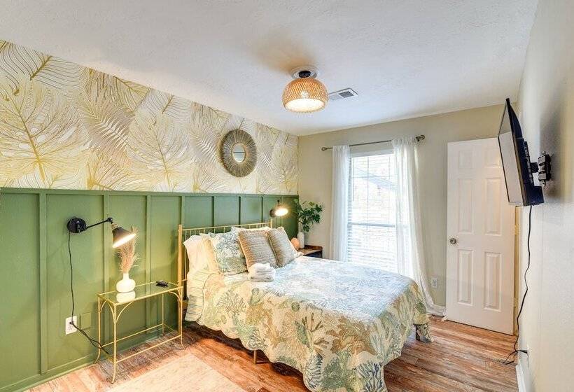 Central Seabrook Home: Pool ~ 2 Mi To Nasa Center!