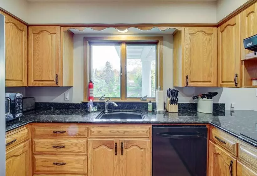 Charming Clintonville Retreat   Relax & Kayak!