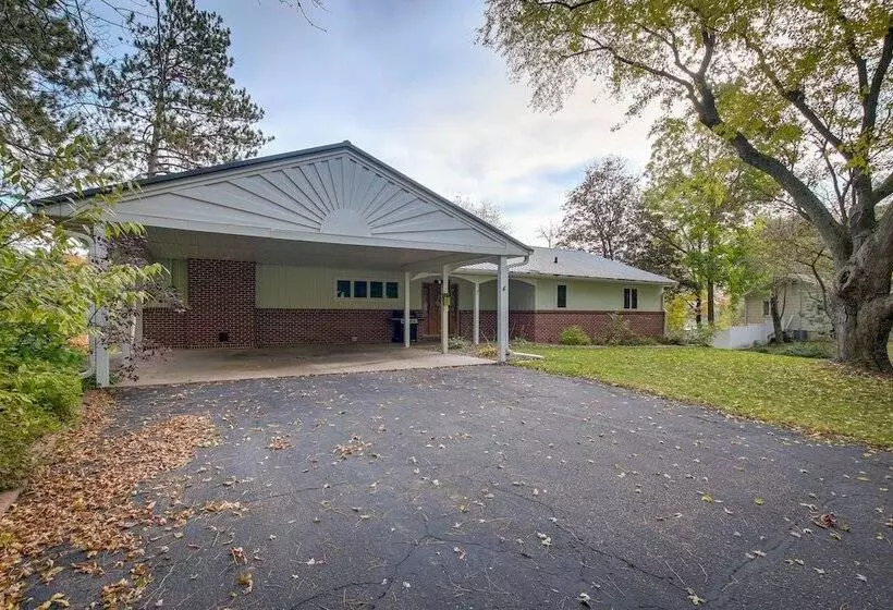 Charming Clintonville Retreat   Relax & Kayak!