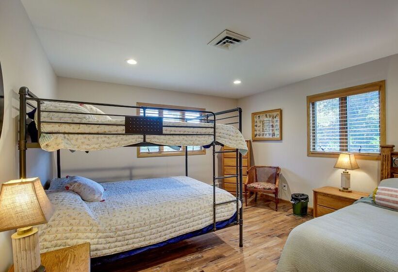 Charming Clintonville Retreat   Relax & Kayak!