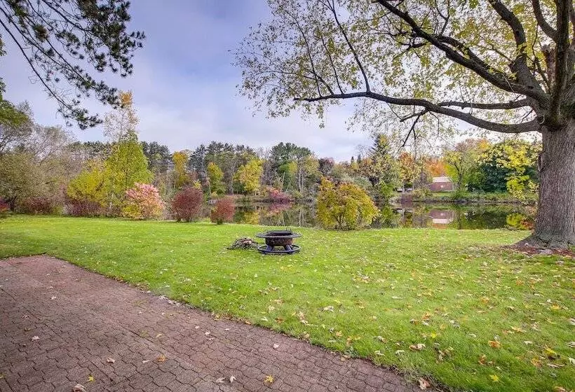 Charming Clintonville Retreat   Relax & Kayak!