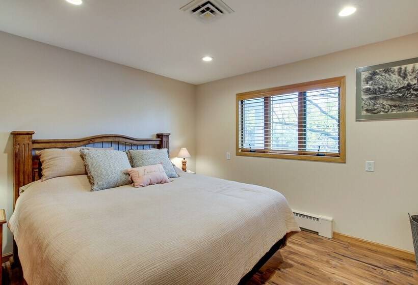 Charming Clintonville Retreat   Relax & Kayak!