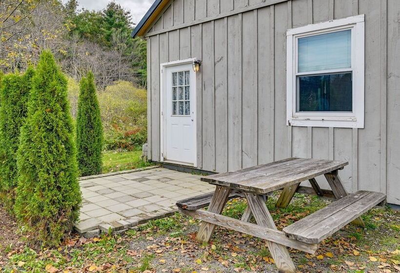Charming Jefferson Cottage W/ Fire Pit!