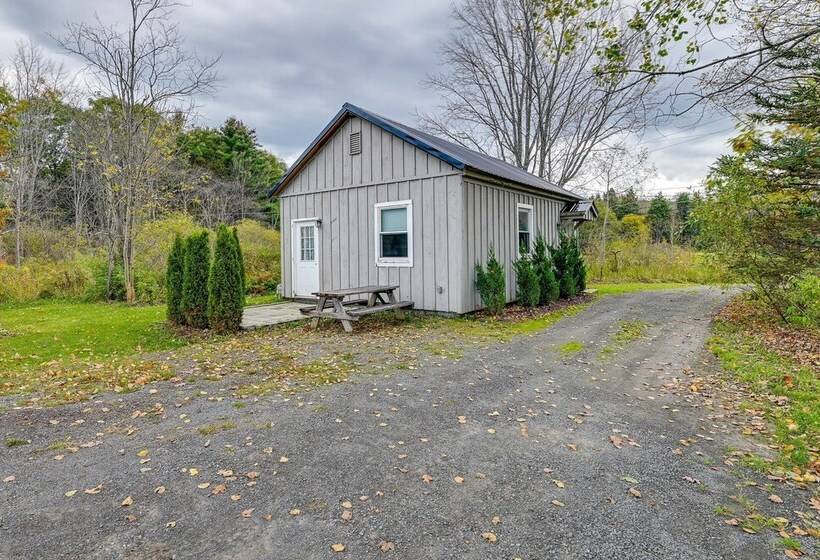 Charming Jefferson Cottage W/ Fire Pit!